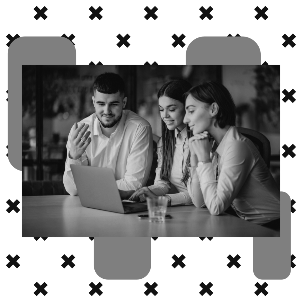 Team bespricht digitale Strategien für den Unternehmensauftritt