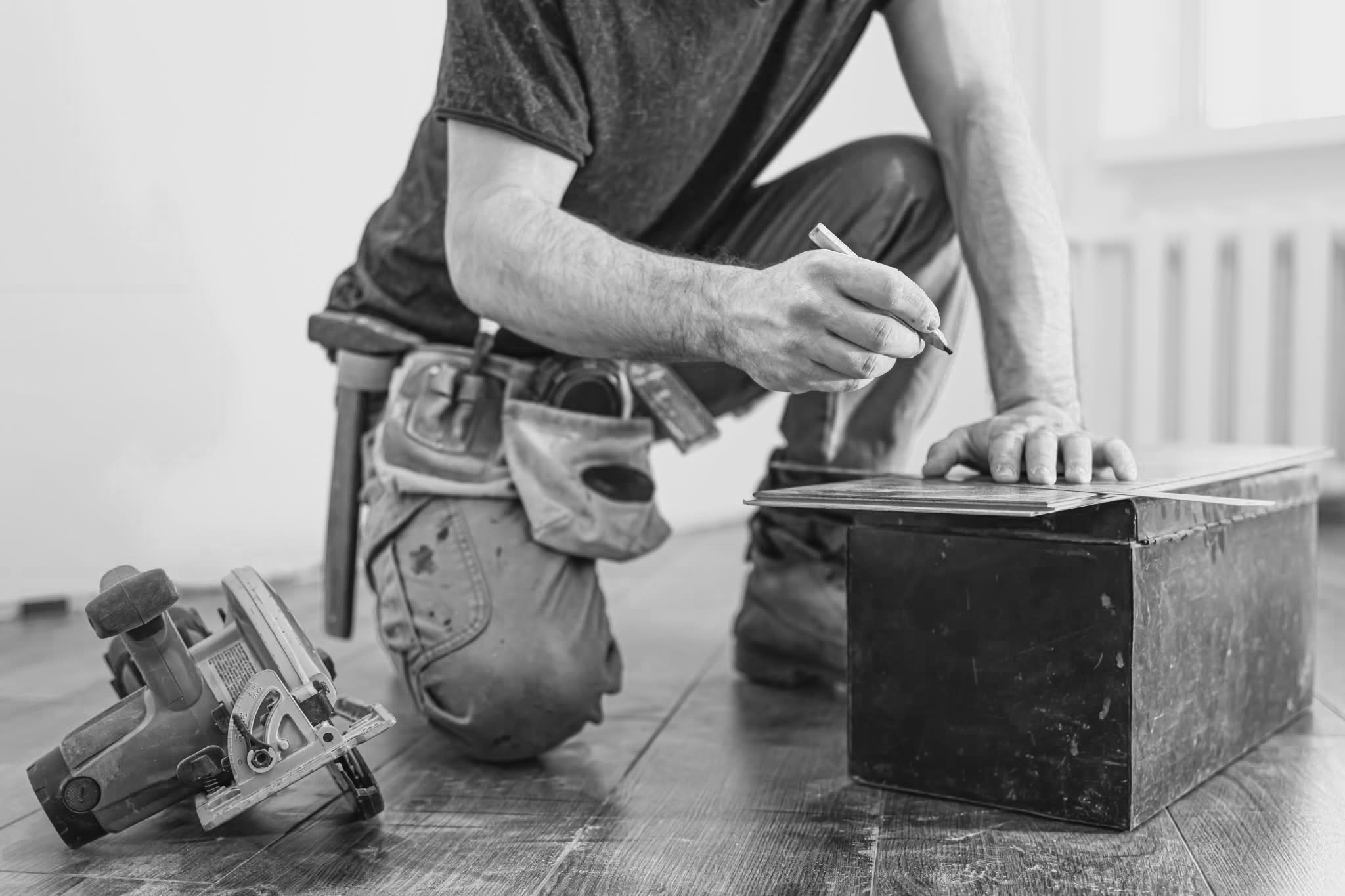 Handwerker arbeitet mit Werkzeug an einem Projekt